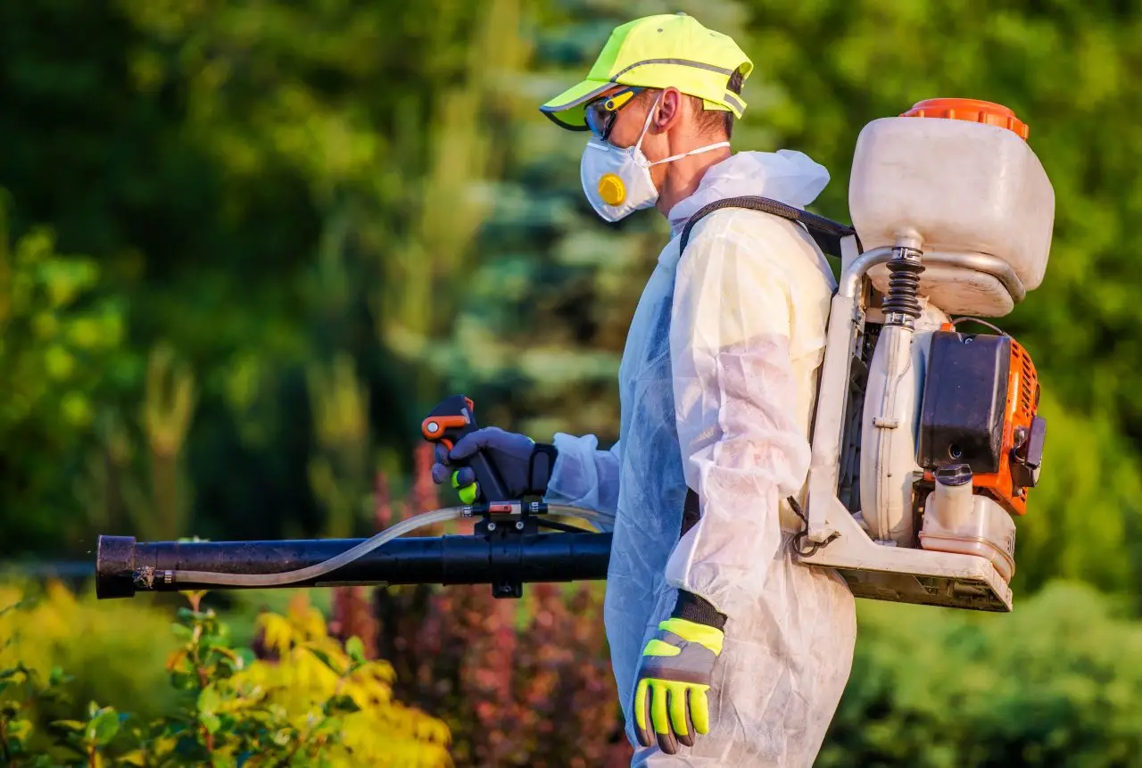 Technicien en pulvérisation extérieure dans un jardin