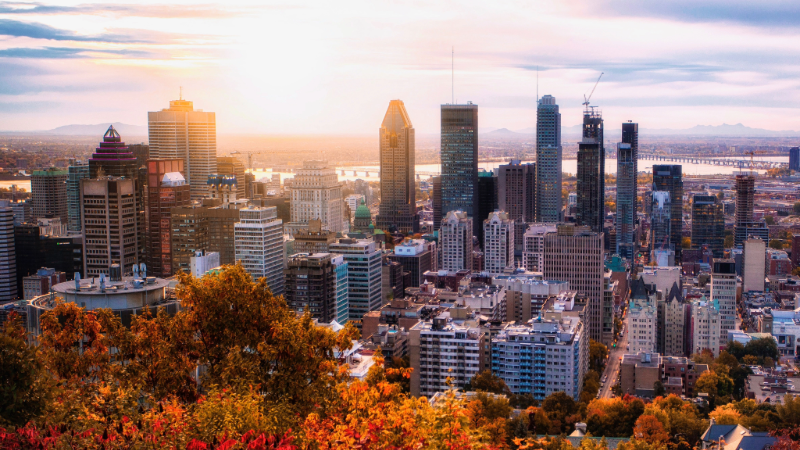 Vue aérienne du centre-ville de Montréal au lever du soleil