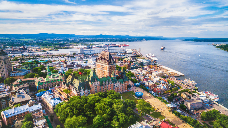 Vue aérienne du Château Frontenac et du Vieux-Québec avec le fleuve Saint-Laurent en arrière-plan